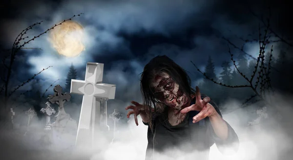 Gruseliger Zombie Auf Nebligem Friedhof Mit Alten Gruseligen Grabsteinen Bei — Stockfoto