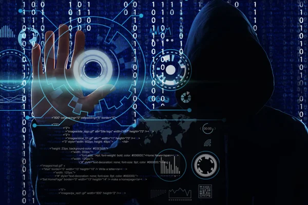 フードの男と暗黒の背景のデジタルバイナリコード サイバー攻撃の概念 — ストック写真
