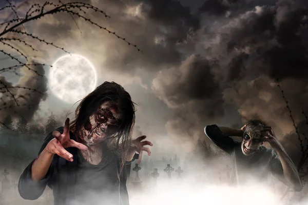 Gruselige Zombies Auf Nebligem Friedhof Bei Vollmond Halloween Monster — Stockfoto