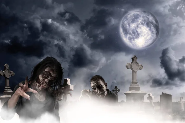 Zombies Aterradores Cementerio Nublado Bajo Luna Llena Monstruo Halloween — Foto de Stock