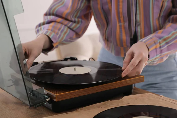 Young Woman Using Turntable Home Closeup — Stock Photo, Image