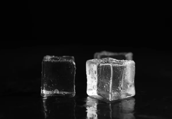 Cubos Hielo Con Gotas Agua Sobre Fondo Negro Primer Plano —  Fotos de Stock