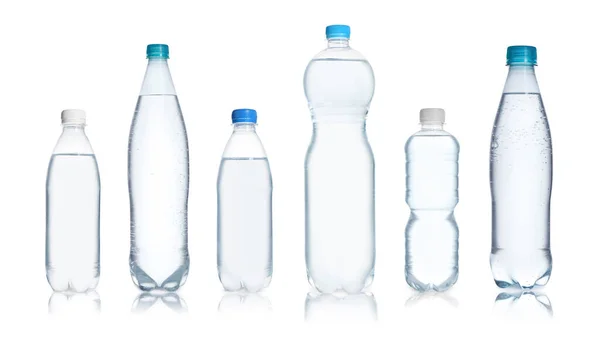 白い背景に純水の異なるボトルで設定します バナーデザイン — ストック写真