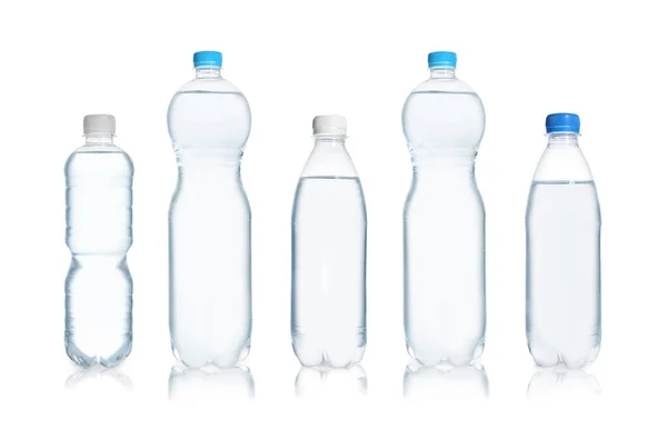 白を基調とした純水のボトルが異なるセット — ストック写真