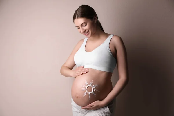 베이지 크림을 임신부 — 스톡 사진