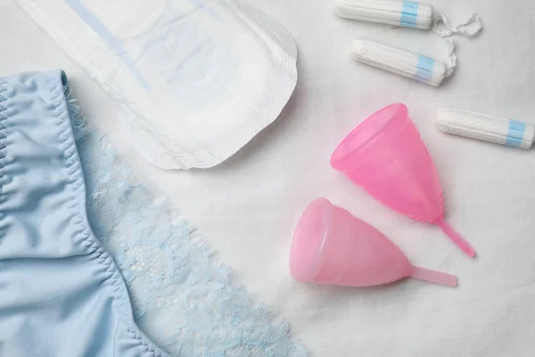 Damenhöschen Menstruationskissen Tassen Und Tampons Auf Weißem Stoff Flache Lage — Stockfoto