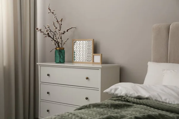 Ανθισμένα Κλαδιά Δέντρων Και Διακόσμηση Λευκό Συρταριέρα Στο Υπνοδωμάτιο — Φωτογραφία Αρχείου