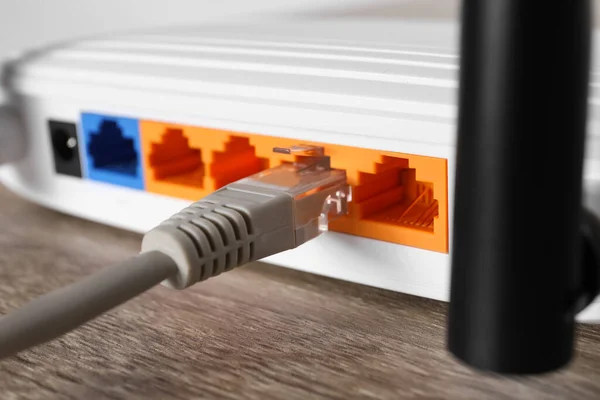 Kabel Terhubung Router Meja Kayu Closeup Komunikasi Internet Nirkabel — Stok Foto