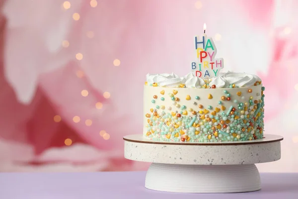 Vacker Födelsedagstårta Med Brinnande Ljus Violett Bord Plats För Text — Stockfoto