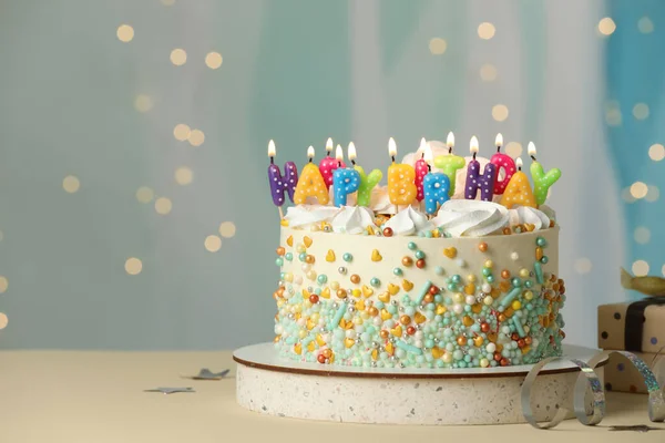Prachtige Verjaardagstaart Met Brandende Kaarsen Decor Witte Tafel Ruimte Voor — Stockfoto