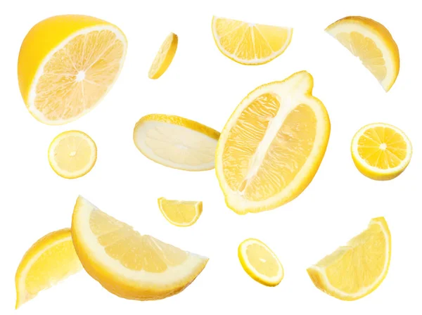 白を背景に飛ぶ新鮮なカットレモン — ストック写真