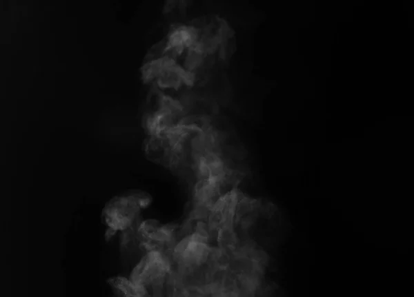 黒い背景に白い蒸気列が立ち上がっている — ストック写真