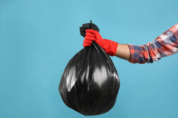 Man Met Volle Vuilniszak Lichtblauwe Achtergrond Close — Stockfoto