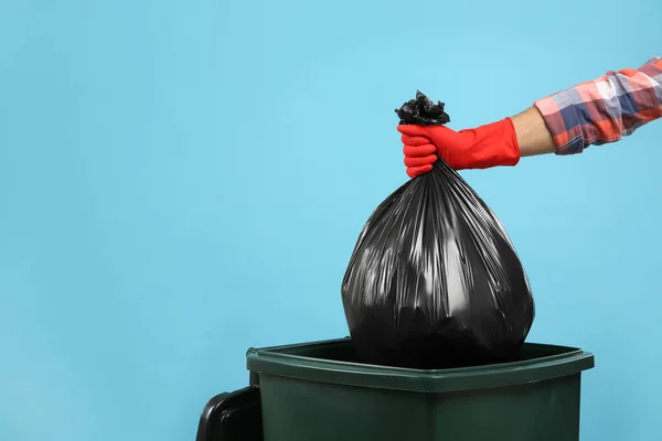 Adam Çöp Torbasını Açık Mavi Arka Planda Çöpe Atıyor Yakın — Stok fotoğraf