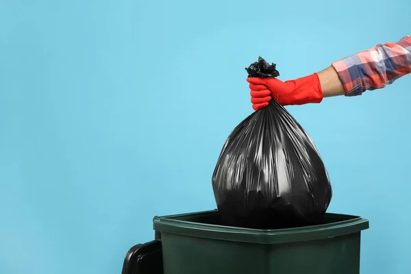 Hombre Tirando Bolsa Basura Basura Sobre Fondo Azul Claro Primer — Foto de Stock