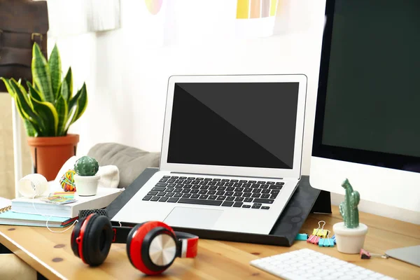 Modern Laptop Träbord Inomhus Bekväm Arbetsplats — Stockfoto