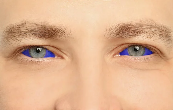 Vista Vicino Dell Uomo Con Tatuaggio Dei Bulbi Oculari — Foto Stock