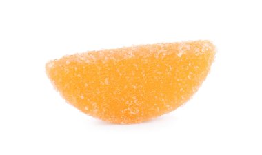 Tatlı portakallı jöle şekeri beyaza izole edilmiş