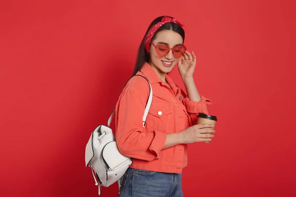 Mooie Jonge Vrouw Met Stijlvolle Lederen Rugzak Kopje Koffie Rode — Stockfoto