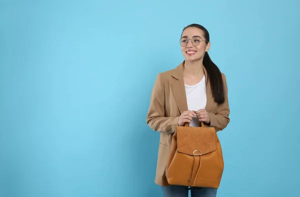 Schöne Junge Frau Mit Stylischem Lederrucksack Auf Türkisfarbenem Hintergrund Raum — Stockfoto