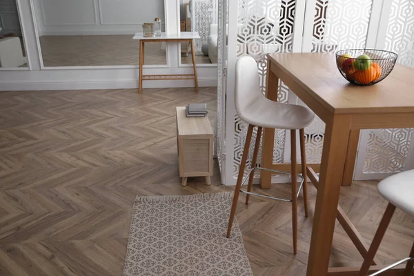 Sala Estar Moderna Con Suelo Parquet Muebles Elegantes — Foto de Stock