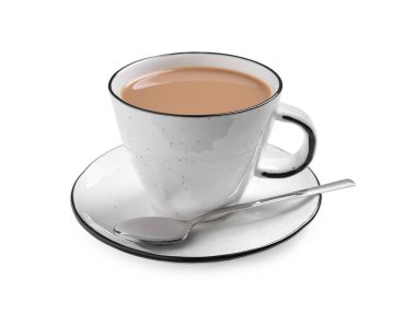 Beyaz arka planda sütlü lezzetli çay.