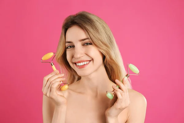 Mujer Joven Con Rodillos Faciales Naturales Sobre Fondo Rosa — Foto de Stock