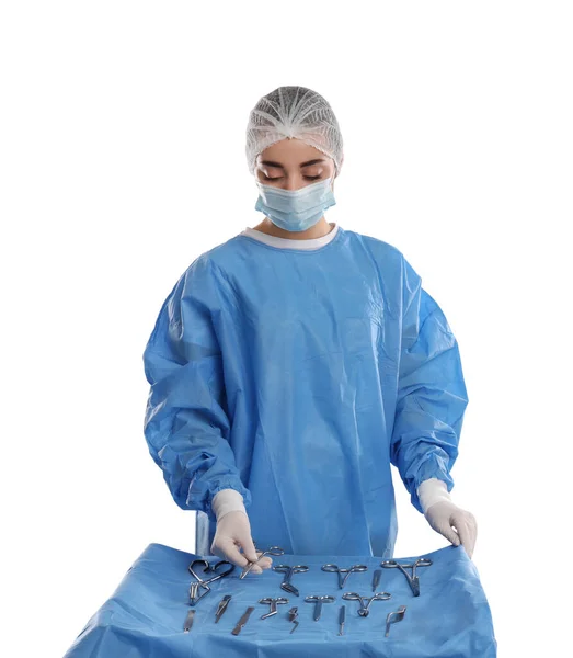 Lekarz Trzymający Nożyczki Mayo Przy Stole Różnymi Narzędziami Chirurgicznymi Jasnym — Zdjęcie stockowe