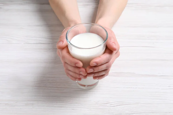 Vrouw Met Glas Melk Aan Witte Houten Tafel Close — Stockfoto