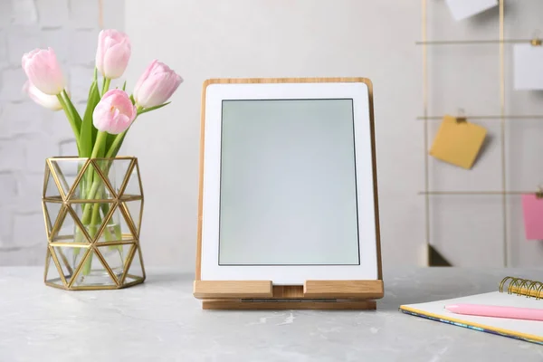 Moderne Tablet Briefpapier Bloemen Grijze Marmeren Tafel Ruimte Voor Tekst — Stockfoto