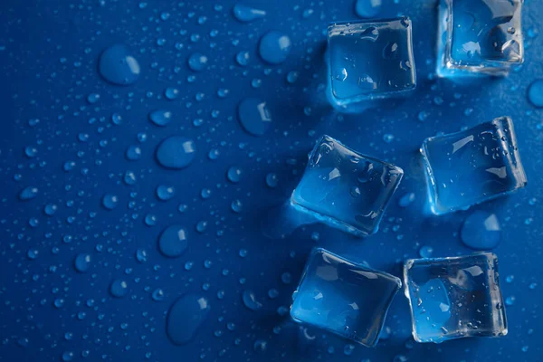 Cubi Ghiaccio Con Gocce Acqua Sfondo Blu Posa Piatta Spazio — Foto Stock