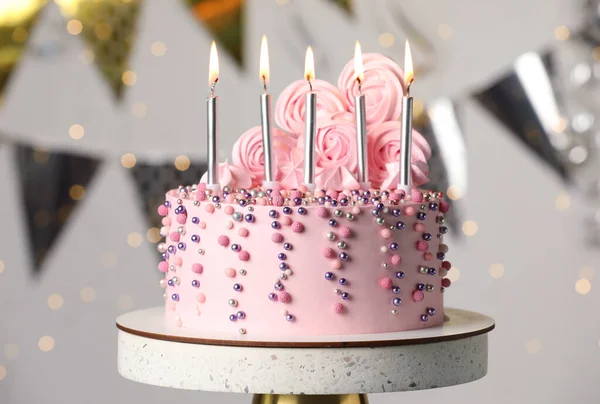 Splendidamente Decorato Torta Compleanno Stand Contro Luci Festive Sfocate — Foto Stock