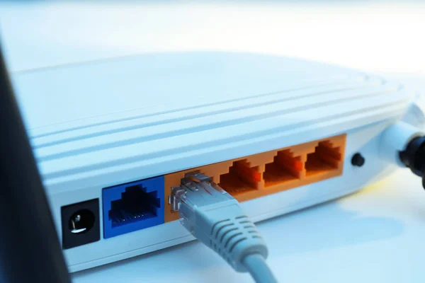 Kabel Tersambung Router Atas Meja Putih Closeup Komunikasi Internet Nirkabel — Stok Foto