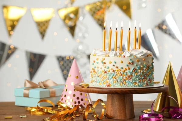 Bolo Aniversário Bonito Com Velas Chamas Decoração Mesa Madeira Espaço — Fotografia de Stock