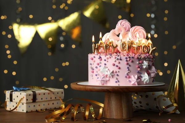 Prachtige Verjaardagstaart Met Brandende Kaarsen Decor Houten Tafel Ruimte Voor — Stockfoto