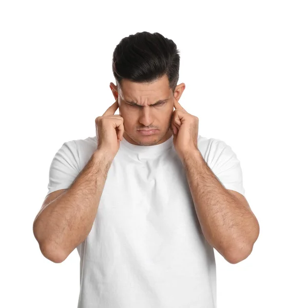 Emotionaler Mann Der Ohren Mit Fingern Auf Weißem Hintergrund Bedeckt — Stockfoto