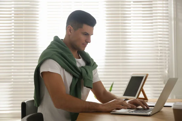 Freelancer Trabajando Laptop Mesa Interiores —  Fotos de Stock