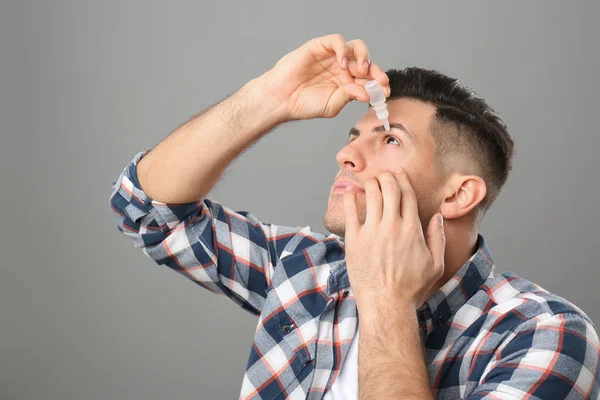 Man Using Eye Drops Grey Background — Stock Photo, Image