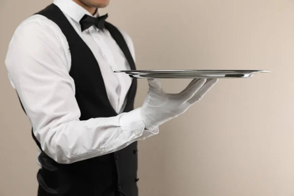 Butler Com Bandeja Fundo Bege Close — Fotografia de Stock