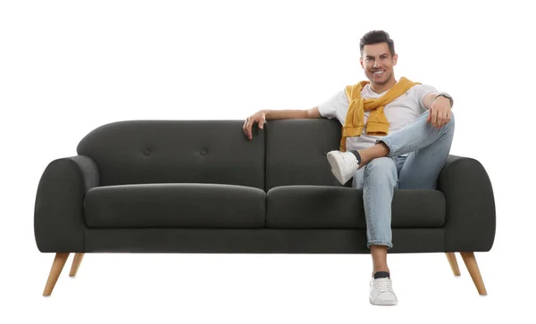Mann Entspannt Auf Bequemem Grauen Sofa Vor Weißem Hintergrund — Stockfoto