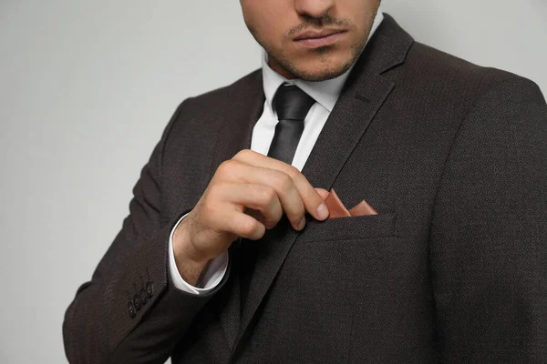 Hombre Que Fija Pañuelo Bolsillo Del Pecho Traje Sobre Fondo —  Fotos de Stock