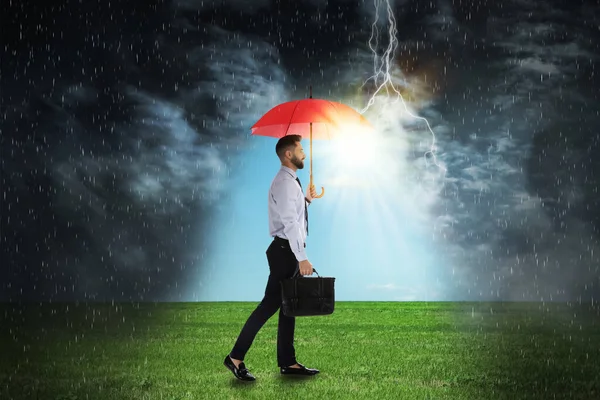 在大雨中拿雨伞的商人 保险概念 — 图库照片