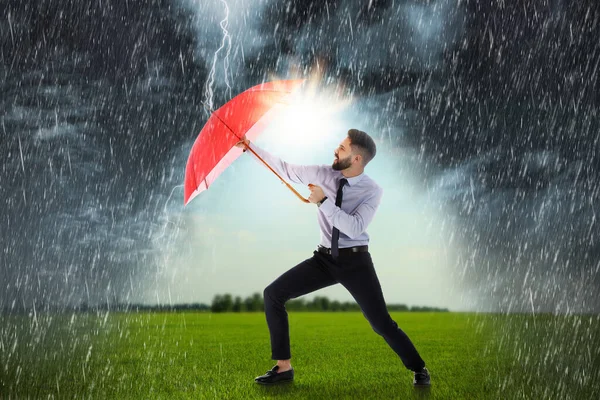 大雨の下で傘を持つビジネスマン 保険の概念 — ストック写真