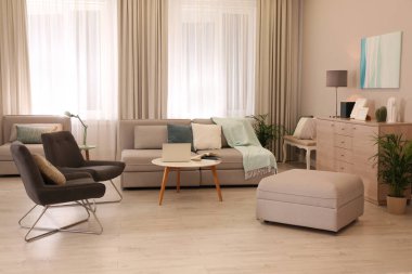 Oturma odasının içinde rahat bir kanepe var.