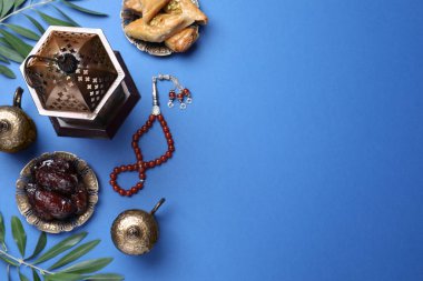 Düz kompozisyon, Arap feneri ve mavi arka planda aperatifler. Metin için boşluk