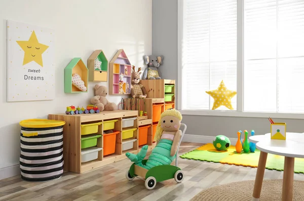 Elegante Interior Sala Juegos Con Estanterías Diferentes Juguetes Blandos — Foto de Stock