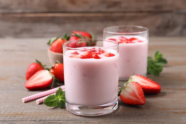 Leckeres Getränk Mit Erdbeeren Auf Holztisch — Stockfoto