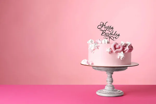 Torta Cumpleaños Bellamente Decorada Sobre Fondo Rosa Espacio Para Texto —  Fotos de Stock