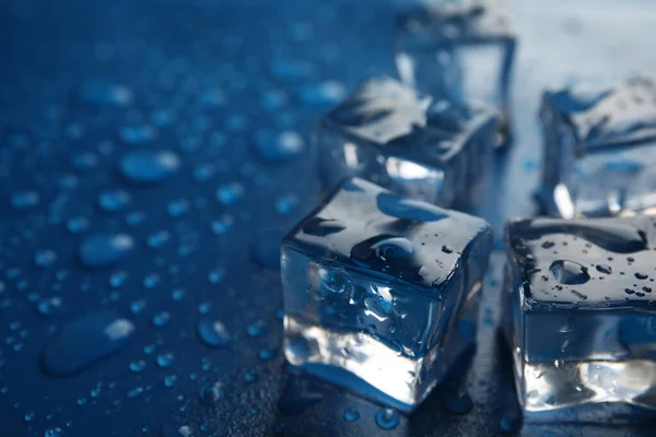 Кубики Льоду Краплями Води Синьому Фоні Крупним Планом Простір Тексту — стокове фото