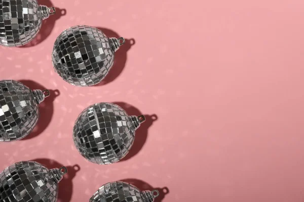 Ljus Glänsande Disco Bollar Rosa Bakgrund Platt Låg Plats För — Stockfoto
